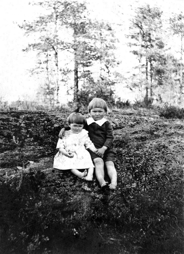 Vanha mustavalkoinen valokuva Väinön sisaruksista Allista ja Aarnesta.