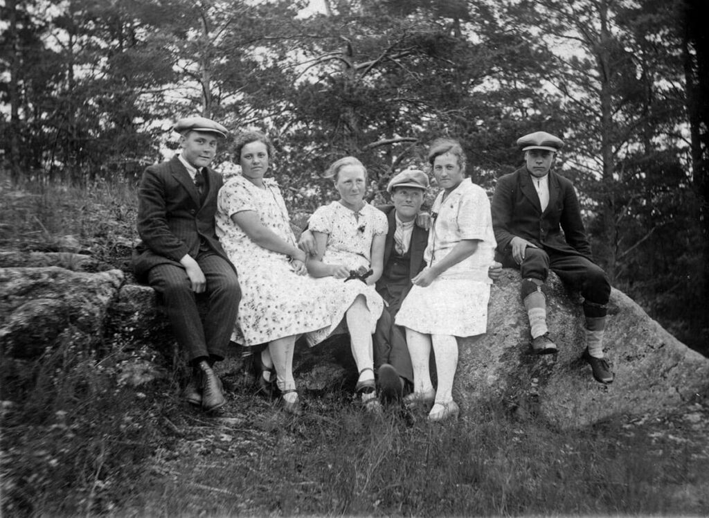 Vanhassa mustavalkoisessa valokuvassa Hilja ja Oili Linna ystävineen viettämässä kesäpäivää.
