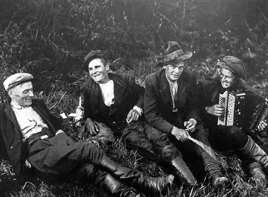 Vanhassa mustavalkoisessa valokuvassa ryhmä tukkilaisia 29.6.1933.