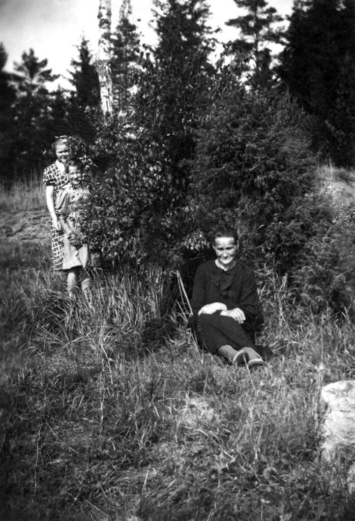 Vanhassa mustavalkoisessa valokuvassa esiintyy etualalla Maija Linna.