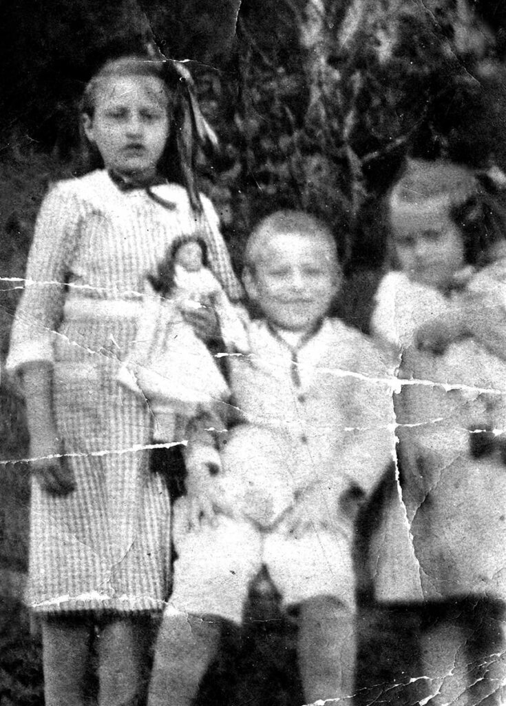 Vanha mustavalkoinen valokuva, jossa esiintyy Väinön sisarukset Oili, Armas ja Hilja.
