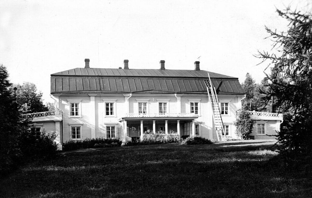 Vanha mustavalkoinen valokuva Honkolan kartanon vanhasta päärakennuksesta.