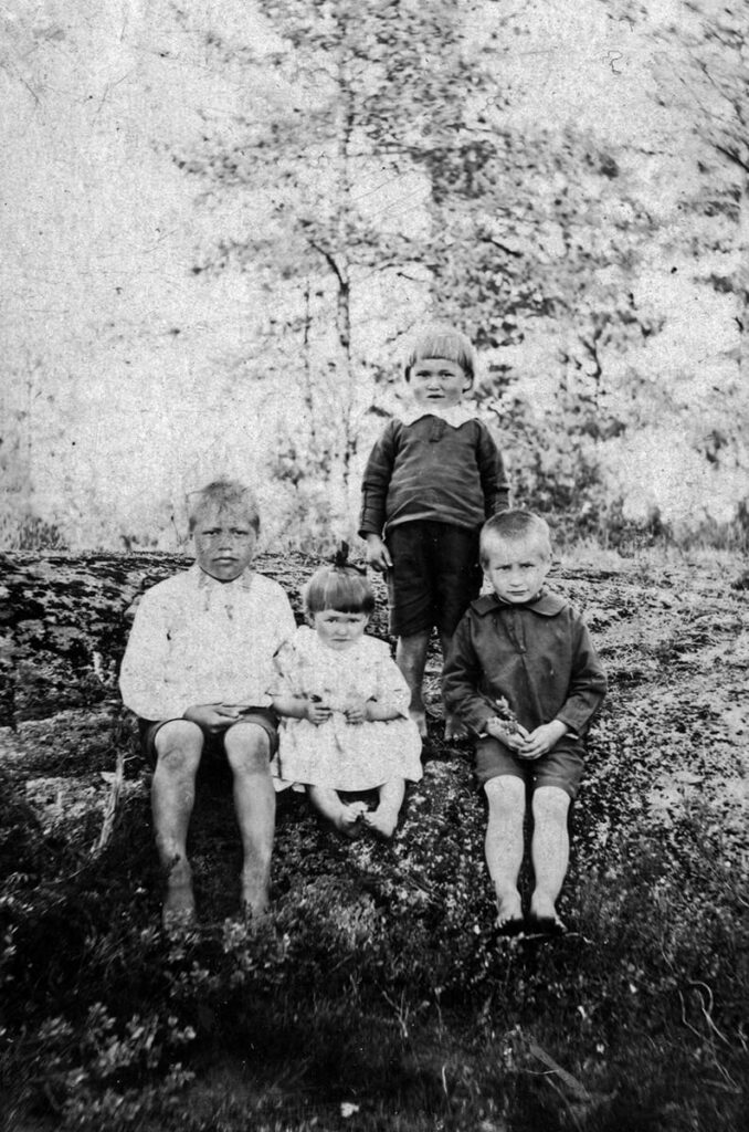 Vanhassa mustavalkoisessa valokuvassa Väinö Linna sisarustensa kanssa Linnankalliolla. Vasemmalta Aarne, Alli ja Väinö. Takana Eino.