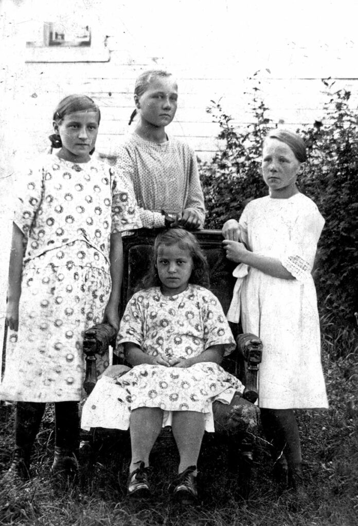 Vanhassa mustavalkoisessa valokuvassa Hilja ja Oili Sillanpään tyttöjen kanssa.