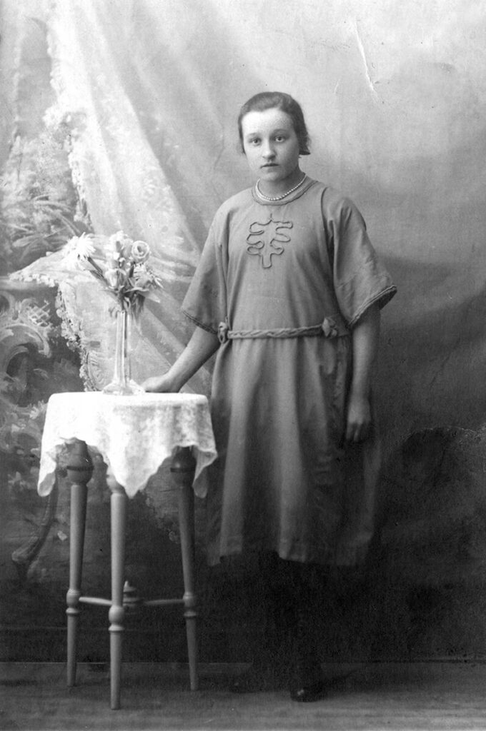 Vanha mustavalkoinen valokuva, jossa Oili Linna.