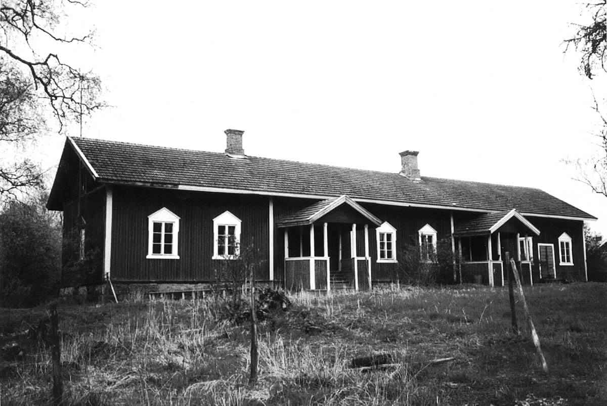 Vanha mustavalkoinen valokuva Väinö Linnan rippikoulurakennuksesta.