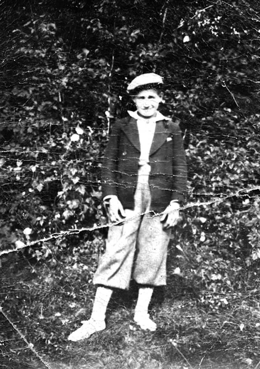 Vanha mustavalkoinen valokuva Väinö Linnasta 12–13 -vuotiaana.