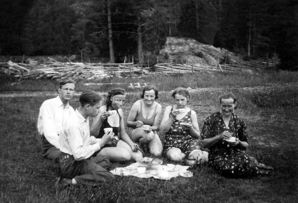 Vanha mustavalkoinen valokuva piknikistä vuodelta 1939.