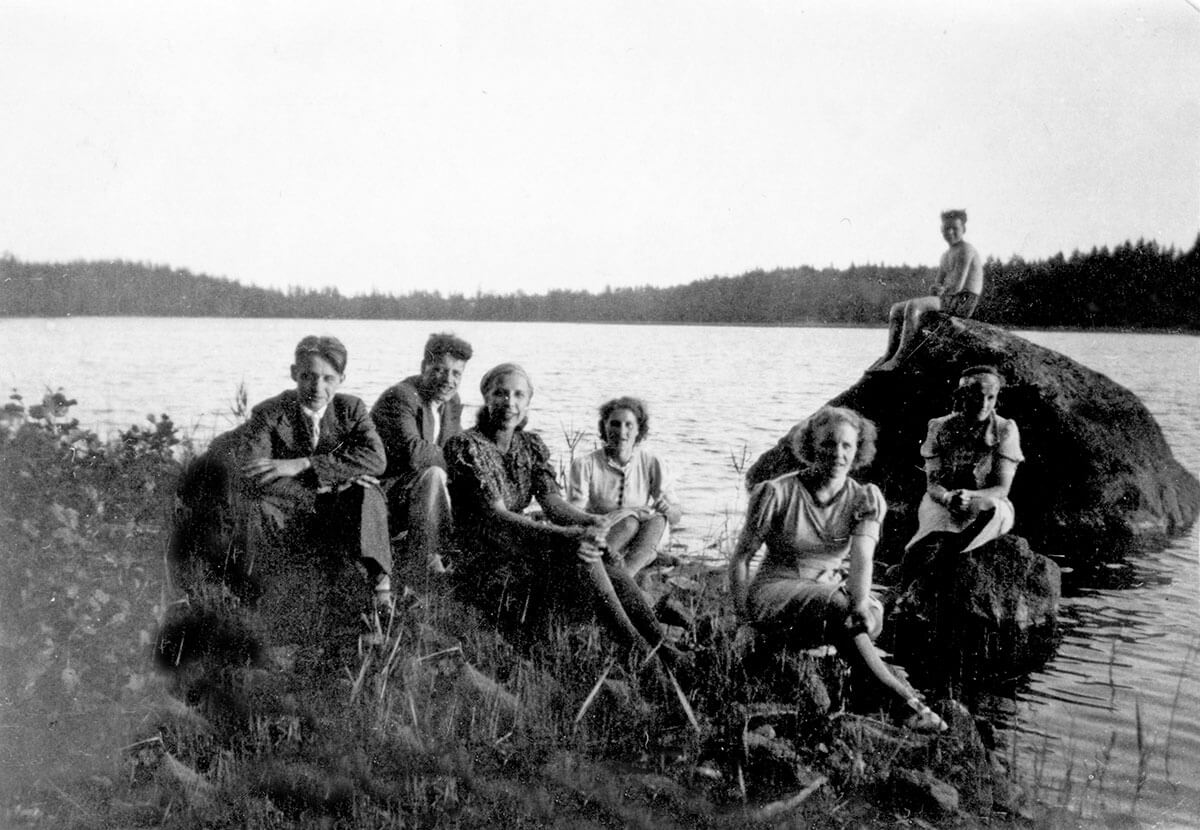 Vanha mustavalkoinen valokuva ystävistä Kikurinjärvellä.