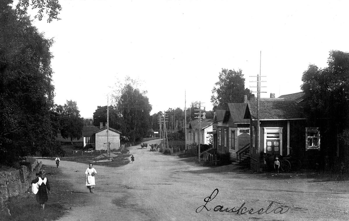 Vanhassa mustavalkoisessa valokuvassa Urjalan kirkonkylä 1900-luvun alkupuolella.