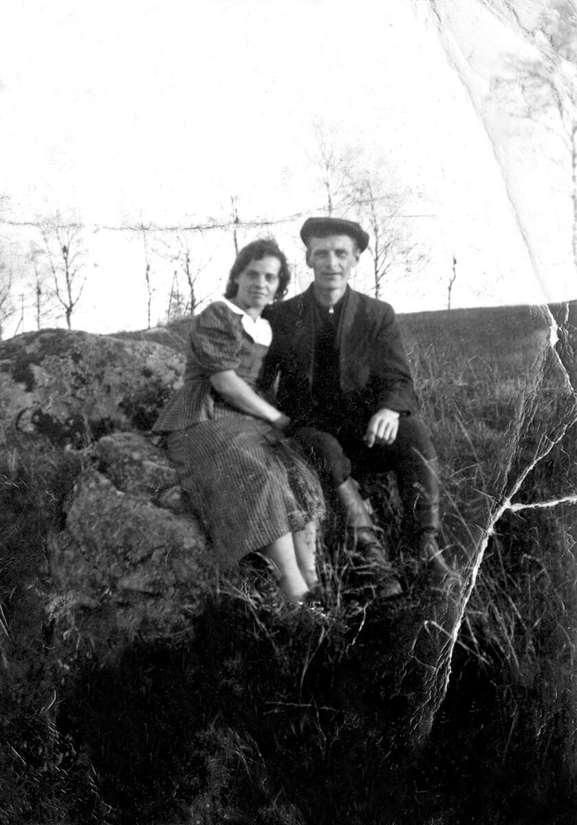 Vanhassa mustavalkoisessa valokuvassa Väinö Linnan sisko Hilja ja hänen aviomiehensä Einari Nieminen.