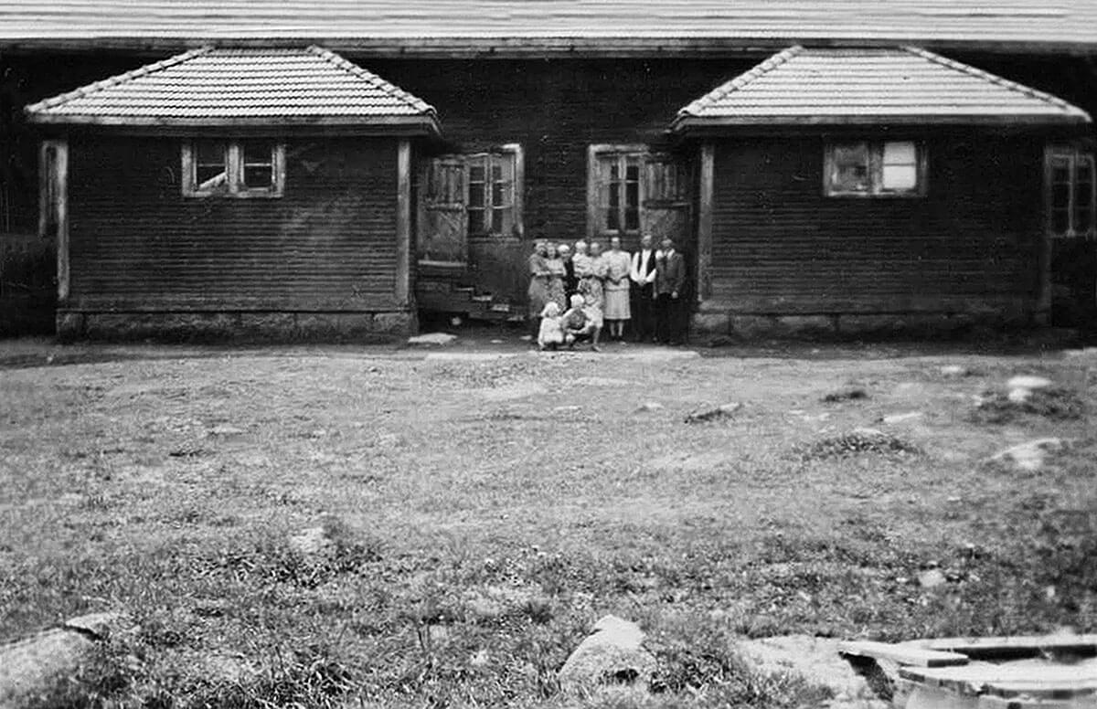 Vanha mustavalkoinen valokuva Linnan perheen asunnosta Villamolla.