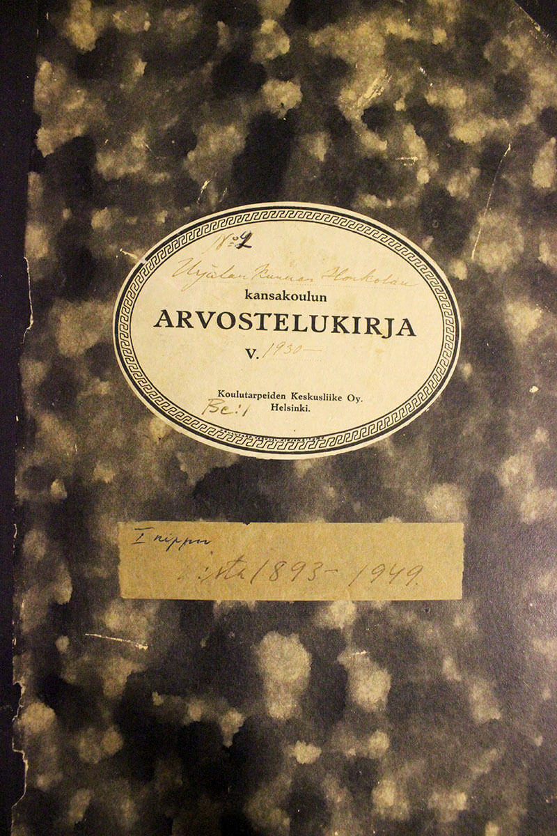 Kuva Urjalan kunnan Honkolan kansakoulun arvostelukirjan kannesta 1893–1949.