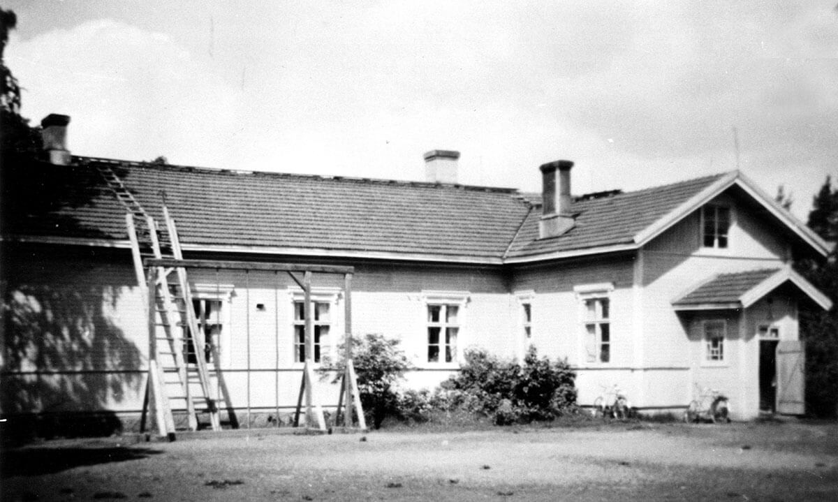 Vanha mustavalkoinen valokuva Honkolan koulusta, jossa Väinö Linna suoritti kansakoulunsa vuosina 1929–1933.